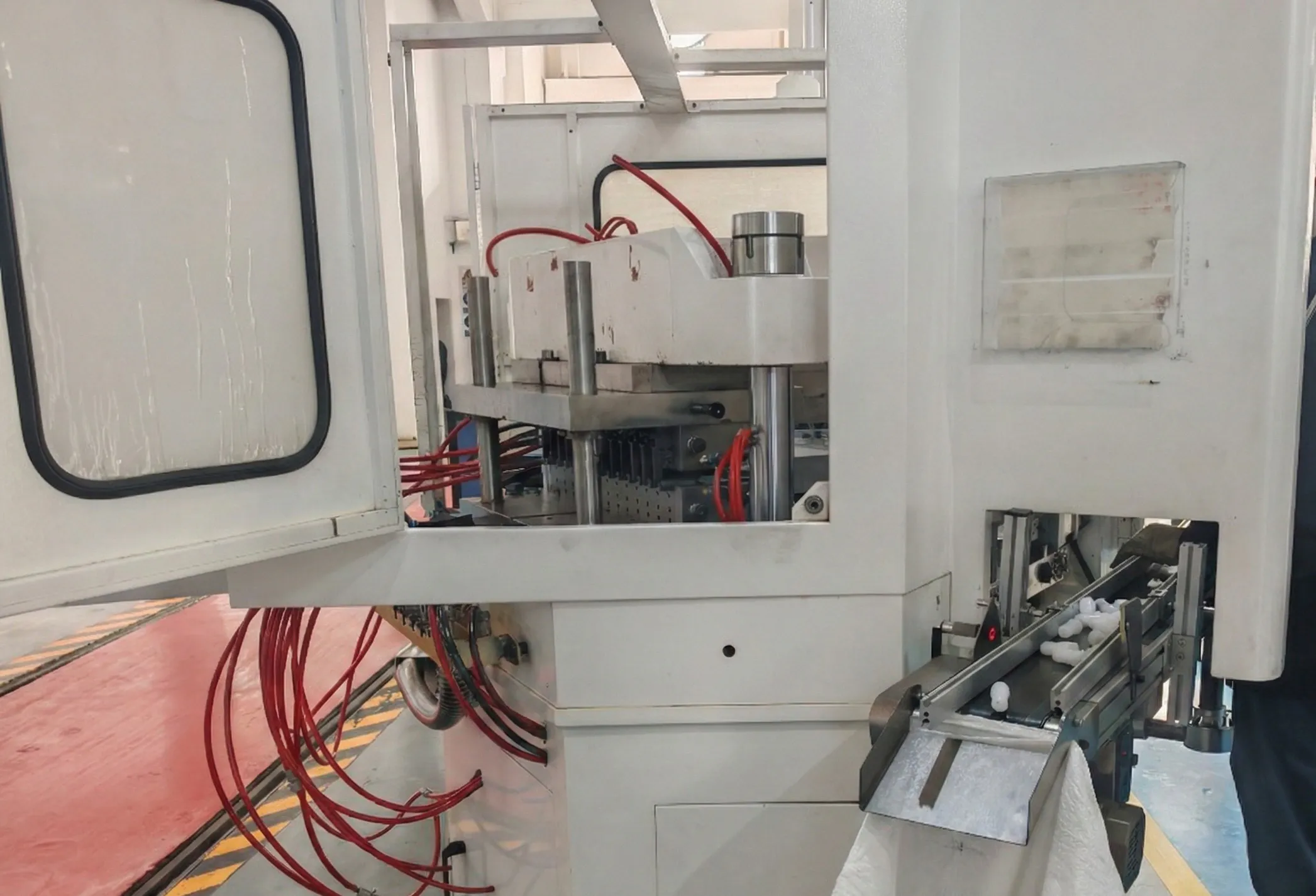 How to Calculate the Return on Investment (ROI) for Blow Molding Machines injection stretch blow moulding machine display